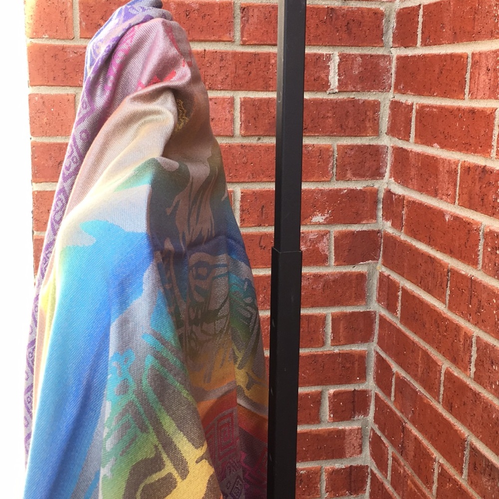 Beautiful shawl - Picture 3 of 8